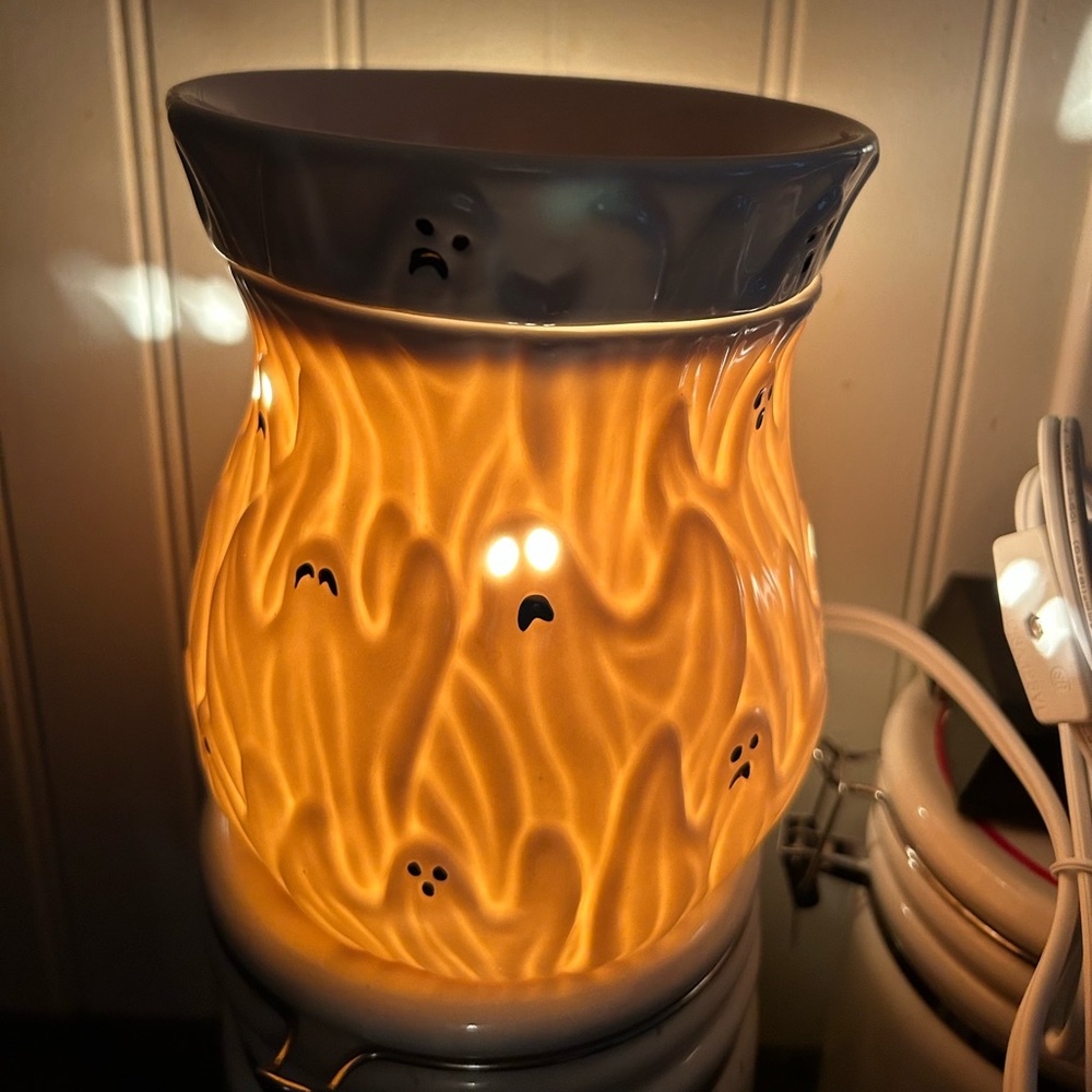 Scentsy ghouls and ghost wax warmer